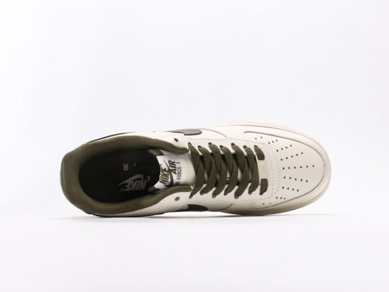 【AT3132】Nike ナイキ AIR FORCE 1‘07 エアフォース1ローカットベーシックなカジュアルスポーツシューズ。柔らかく、弾力のあるクッショニング性能と優れたミッドソールデザインが特徴で、レトロと現代の外観が融合し、30年以上にわたって世界中で人気を博しています。