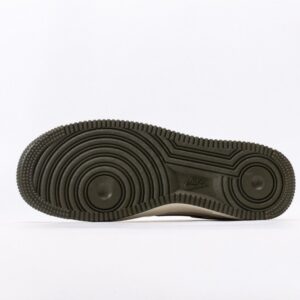 【AT3132】Nike ナイキ AIR FORCE 1‘07 エアフォース1ローカットベーシックなカジュアルスポーツシューズ。柔らかく、弾力のあるクッショニング性能と優れたミッドソールデザインが特徴で、レトロと現代の外観が融合し、30年以上にわたって世界中で人気を博しています。
