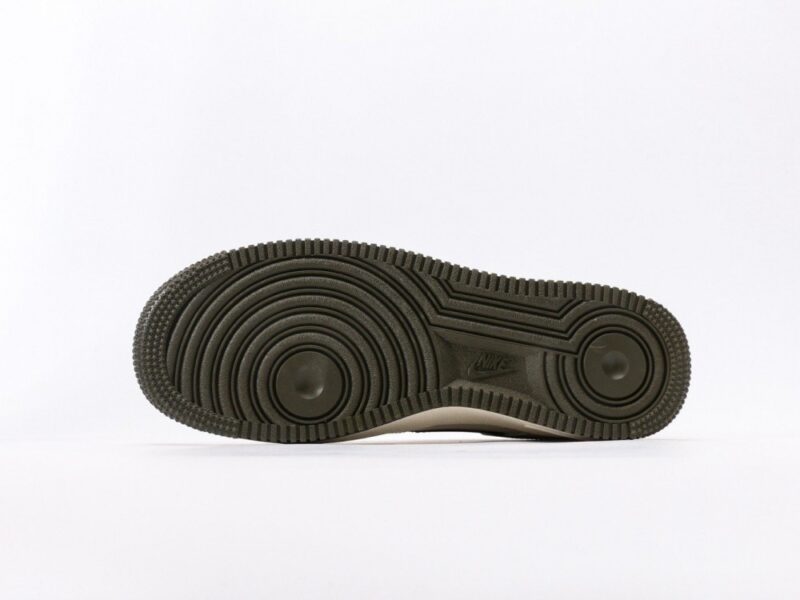 【AT3132】Nike ナイキ AIR FORCE 1‘07 エアフォース1ローカットベーシックなカジュアルスポーツシューズ。柔らかく、弾力のあるクッショニング性能と優れたミッドソールデザインが特徴で、レトロと現代の外観が融合し、30年以上にわたって世界中で人気を博しています。