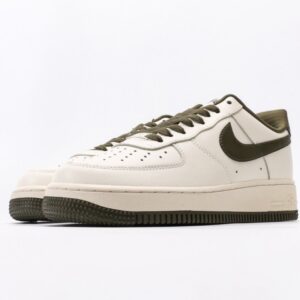 【AT3132】Nike ナイキ AIR FORCE 1‘07 エアフォース1ローカットベーシックなカジュアルスポーツシューズ。柔らかく、弾力のあるクッショニング性能と優れたミッドソールデザインが特徴で、レトロと現代の外観が融合し、30年以上にわたって世界中で人気を博しています。