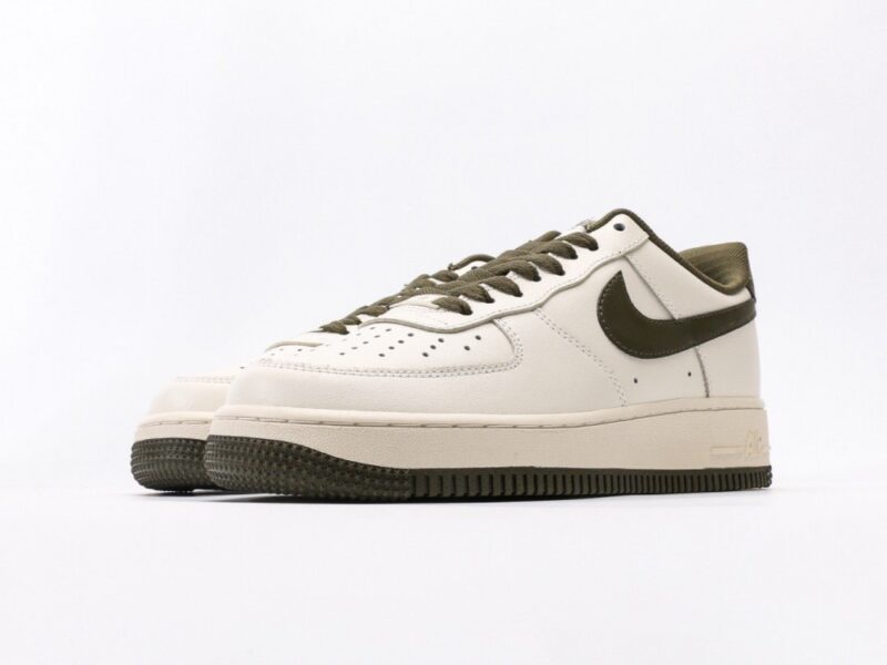 【AT3132】Nike ナイキ AIR FORCE 1‘07 エアフォース1ローカットベーシックなカジュアルスポーツシューズ。柔らかく、弾力のあるクッショニング性能と優れたミッドソールデザインが特徴で、レトロと現代の外観が融合し、30年以上にわたって世界中で人気を博しています。