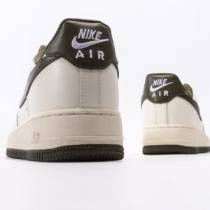 【AT3132】Nike ナイキ AIR FORCE 1‘07 エアフォース1ローカットベーシックなカジュアルスポーツシューズ。柔らかく、弾力のあるクッショニング性能と優れたミッドソールデザインが特徴で、レトロと現代の外観が融合し、30年以上にわたって世界中で人気を博しています。