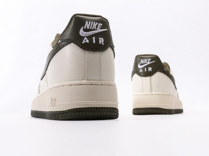 【AT3132】Nike ナイキ AIR FORCE 1‘07 エアフォース1ローカットベーシックなカジュアルスポーツシューズ。柔らかく、弾力のあるクッショニング性能と優れたミッドソールデザインが特徴で、レトロと現代の外観が融合し、30年以上にわたって世界中で人気を博しています。