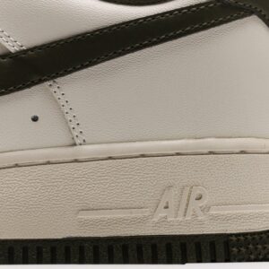 【AT3132】Nike ナイキ AIR FORCE 1‘07 エアフォース1ローカットベーシックなカジュアルスポーツシューズ。柔らかく、弾力のあるクッショニング性能と優れたミッドソールデザインが特徴で、レトロと現代の外観が融合し、30年以上にわたって世界中で人気を博しています。