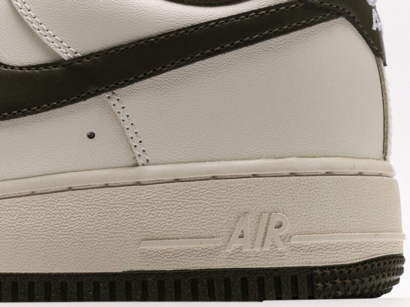 【AT3132】Nike ナイキ AIR FORCE 1‘07 エアフォース1ローカットベーシックなカジュアルスポーツシューズ。柔らかく、弾力のあるクッショニング性能と優れたミッドソールデザインが特徴で、レトロと現代の外観が融合し、30年以上にわたって世界中で人気を博しています。
