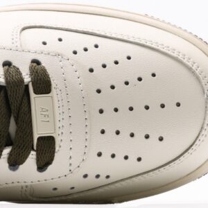 【AT3132】Nike ナイキ AIR FORCE 1‘07 エアフォース1ローカットベーシックなカジュアルスポーツシューズ。柔らかく、弾力のあるクッショニング性能と優れたミッドソールデザインが特徴で、レトロと現代の外観が融合し、30年以上にわたって世界中で人気を博しています。