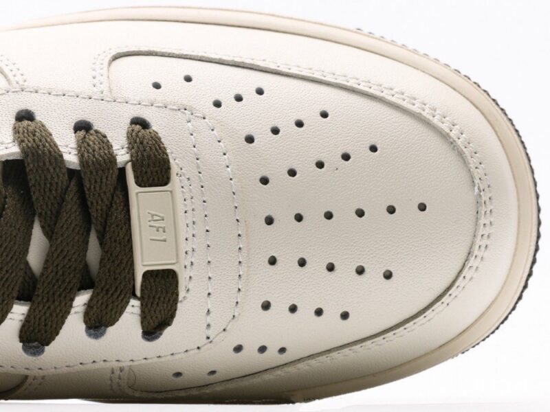 【AT3132】Nike ナイキ AIR FORCE 1‘07 エアフォース1ローカットベーシックなカジュアルスポーツシューズ。柔らかく、弾力のあるクッショニング性能と優れたミッドソールデザインが特徴で、レトロと現代の外観が融合し、30年以上にわたって世界中で人気を博しています。