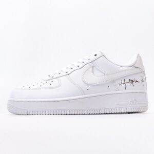 【AT3134】Nike AIR FORCE 1‘07 エア フォース 1‘07は、低カットのユニセックスのスニーカーです。柔らかくて弾力性のあるクッショニングと優れたミッドソールデザイン、レトロとモダンが融合した外観が特徴で、世界中で30年以上愛され続けています。