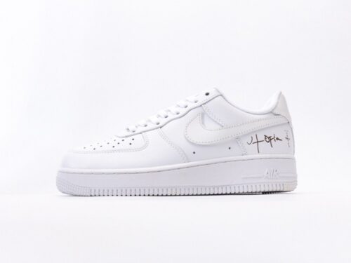 【AT3134】Nike AIR FORCE 1‘07 エア フォース 1‘07は、低カットのユニセックスのスニーカーです。柔らかくて弾力性のあるクッショニングと優れたミッドソールデザイン、レトロとモダンが融合した外観が特徴で、世界中で30年以上愛され続けています。