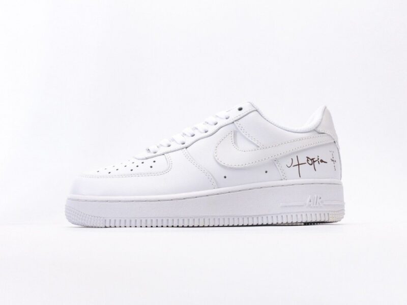 【AT3134】Nike AIR FORCE 1‘07 エア フォース 1‘07は、低カットのユニセックスのスニーカーです。柔らかくて弾力性のあるクッショニングと優れたミッドソールデザイン、レトロとモダンが融合した外観が特徴で、世界中で30年以上愛され続けています。