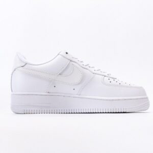 【AT3134】Nike AIR FORCE 1‘07 エア フォース 1‘07は、低カットのユニセックスのスニーカーです。柔らかくて弾力性のあるクッショニングと優れたミッドソールデザイン、レトロとモダンが融合した外観が特徴で、世界中で30年以上愛され続けています。