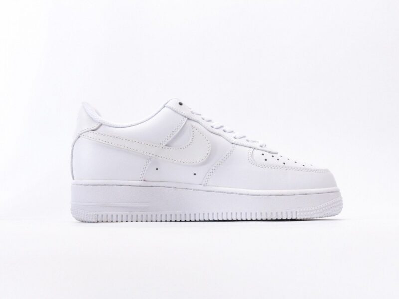 【AT3134】Nike AIR FORCE 1‘07 エア フォース 1‘07は、低カットのユニセックスのスニーカーです。柔らかくて弾力性のあるクッショニングと優れたミッドソールデザイン、レトロとモダンが融合した外観が特徴で、世界中で30年以上愛され続けています。