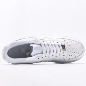 【AT3134】Nike AIR FORCE 1‘07 エア フォース 1‘07は、低カットのユニセックスのスニーカーです。柔らかくて弾力性のあるクッショニングと優れたミッドソールデザイン、レトロとモダンが融合した外観が特徴で、世界中で30年以上愛され続けています。