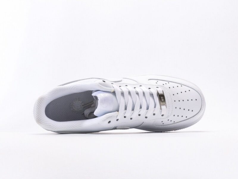 【AT3134】Nike AIR FORCE 1‘07 エア フォース 1‘07は、低カットのユニセックスのスニーカーです。柔らかくて弾力性のあるクッショニングと優れたミッドソールデザイン、レトロとモダンが融合した外観が特徴で、世界中で30年以上愛され続けています。