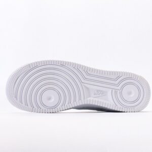【AT3134】Nike AIR FORCE 1‘07 エア フォース 1‘07は、低カットのユニセックスのスニーカーです。柔らかくて弾力性のあるクッショニングと優れたミッドソールデザイン、レトロとモダンが融合した外観が特徴で、世界中で30年以上愛され続けています。