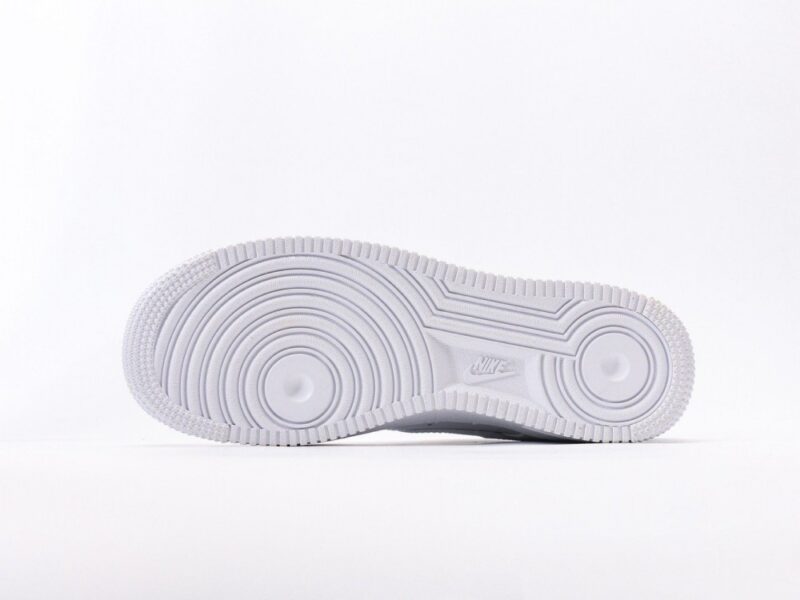 【AT3134】Nike AIR FORCE 1‘07 エア フォース 1‘07は、低カットのユニセックスのスニーカーです。柔らかくて弾力性のあるクッショニングと優れたミッドソールデザイン、レトロとモダンが融合した外観が特徴で、世界中で30年以上愛され続けています。