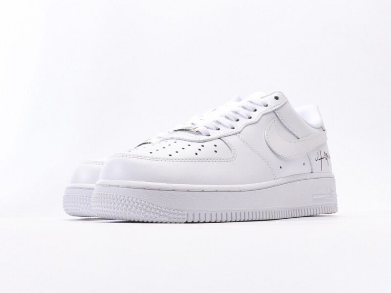 【AT3134】Nike AIR FORCE 1‘07 エア フォース 1‘07は、低カットのユニセックスのスニーカーです。柔らかくて弾力性のあるクッショニングと優れたミッドソールデザイン、レトロとモダンが融合した外観が特徴で、世界中で30年以上愛され続けています。