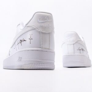 【AT3134】Nike AIR FORCE 1‘07 エア フォース 1‘07は、低カットのユニセックスのスニーカーです。柔らかくて弾力性のあるクッショニングと優れたミッドソールデザイン、レトロとモダンが融合した外観が特徴で、世界中で30年以上愛され続けています。