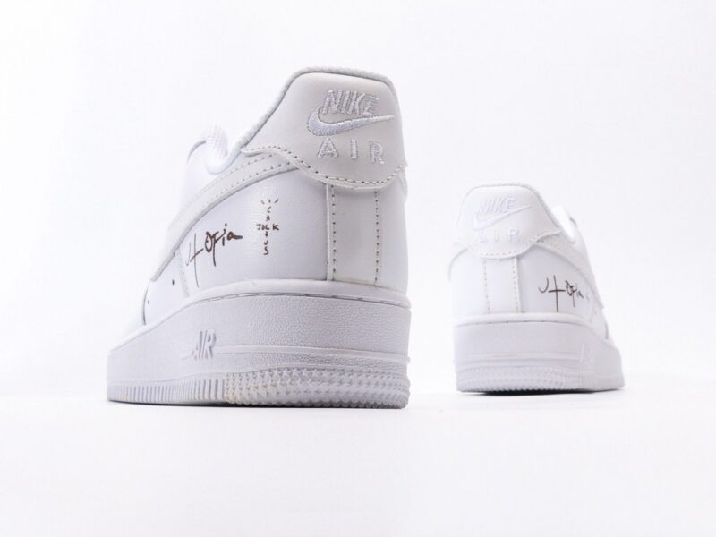 【AT3134】Nike AIR FORCE 1‘07 エア フォース 1‘07は、低カットのユニセックスのスニーカーです。柔らかくて弾力性のあるクッショニングと優れたミッドソールデザイン、レトロとモダンが融合した外観が特徴で、世界中で30年以上愛され続けています。