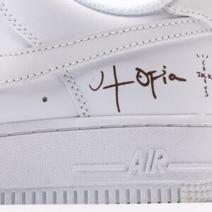 【AT3134】Nike AIR FORCE 1‘07 エア フォース 1‘07は、低カットのユニセックスのスニーカーです。柔らかくて弾力性のあるクッショニングと優れたミッドソールデザイン、レトロとモダンが融合した外観が特徴で、世界中で30年以上愛され続けています。