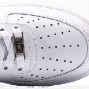 【AT3134】Nike AIR FORCE 1‘07 エア フォース 1‘07は、低カットのユニセックスのスニーカーです。柔らかくて弾力性のあるクッショニングと優れたミッドソールデザイン、レトロとモダンが融合した外観が特徴で、世界中で30年以上愛され続けています。