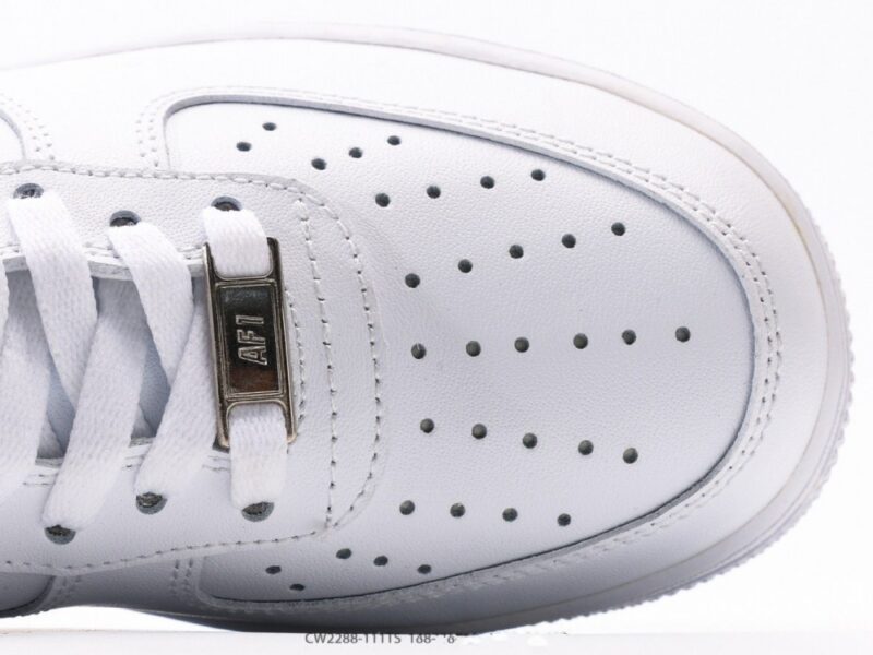 【AT3134】Nike AIR FORCE 1‘07 エア フォース 1‘07は、低カットのユニセックスのスニーカーです。柔らかくて弾力性のあるクッショニングと優れたミッドソールデザイン、レトロとモダンが融合した外観が特徴で、世界中で30年以上愛され続けています。