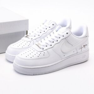 【AT3134】Nike AIR FORCE 1‘07 エア フォース 1‘07は、低カットのユニセックスのスニーカーです。柔らかくて弾力性のあるクッショニングと優れたミッドソールデザイン、レトロとモダンが融合した外観が特徴で、世界中で30年以上愛され続けています。