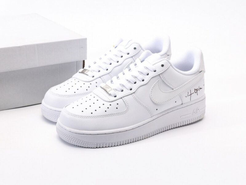 【AT3134】Nike AIR FORCE 1‘07 エア フォース 1‘07は、低カットのユニセックスのスニーカーです。柔らかくて弾力性のあるクッショニングと優れたミッドソールデザイン、レトロとモダンが融合した外観が特徴で、世界中で30年以上愛され続けています。