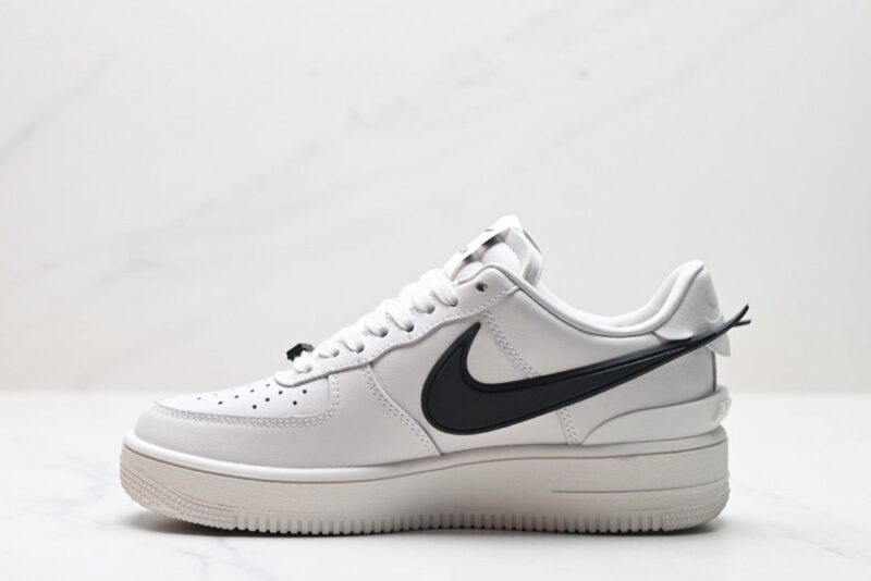 【AT3135】Ambush x Nike Air Force 1‘07 Low "Phantom" コラボレーションモデル これは、Air Force 1の低カットのカジュアルスニーカーです。