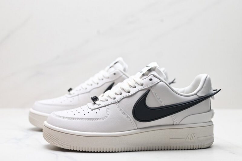 【AT3135】Ambush x Nike Air Force 1‘07 Low "Phantom" コラボレーションモデル これは、Air Force 1の低カットのカジュアルスニーカーです。