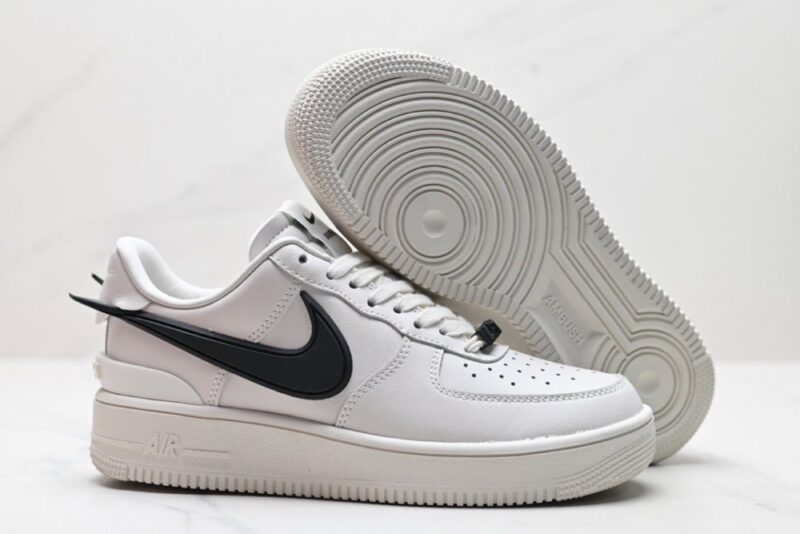 【AT3135】Ambush x Nike Air Force 1‘07 Low "Phantom" コラボレーションモデル これは、Air Force 1の低カットのカジュアルスニーカーです。