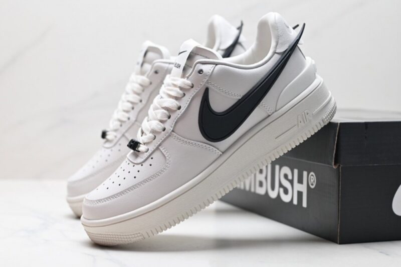 【AT3135】Ambush x Nike Air Force 1‘07 Low "Phantom" コラボレーションモデル これは、Air Force 1の低カットのカジュアルスニーカーです。