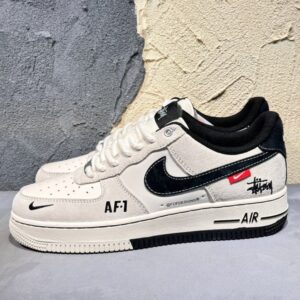 【AT3136】Stussy x Nike Nike AIR FORCE 1‘07 エアフォース1ローカットカジュアルスポーツスニーカー。柔らかく、弾力性のあるクッショニングと優れたミッドソールデザインで、レトロとモダンが融合した外観が世界中で人気を博しています。