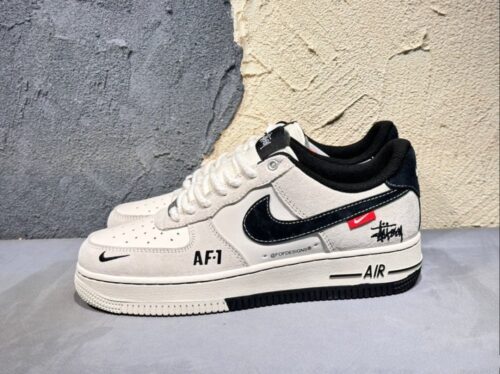 【AT3136】Stussy x Nike Nike AIR FORCE 1‘07 エアフォース1ローカットカジュアルスポーツスニーカー。柔らかく、弾力性のあるクッショニングと優れたミッドソールデザインで、レトロとモダンが融合した外観が世界中で人気を博しています。