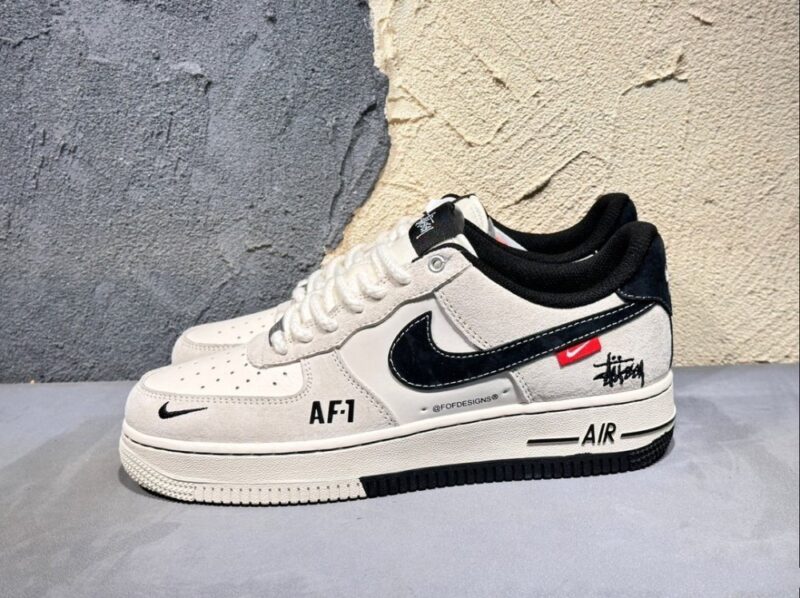 【AT3136】Stussy x Nike Nike AIR FORCE 1‘07 エアフォース1ローカットカジュアルスポーツスニーカー。柔らかく、弾力性のあるクッショニングと優れたミッドソールデザインで、レトロとモダンが融合した外観が世界中で人気を博しています。