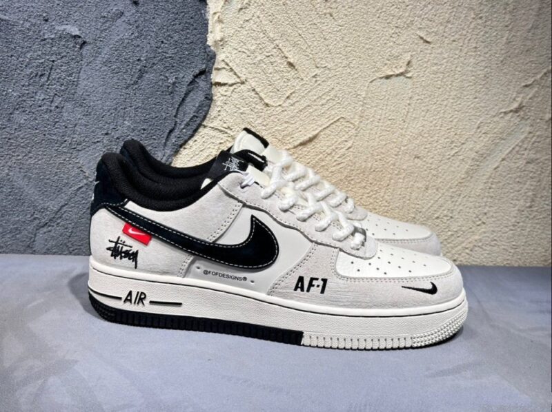 【AT3136】Stussy x Nike Nike AIR FORCE 1‘07 エアフォース1ローカットカジュアルスポーツスニーカー。柔らかく、弾力性のあるクッショニングと優れたミッドソールデザインで、レトロとモダンが融合した外観が世界中で人気を博しています。
