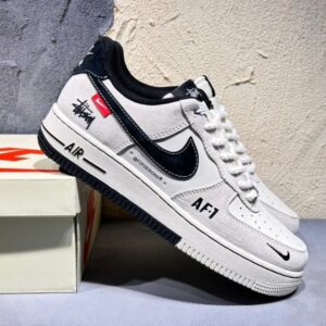 【AT3136】Stussy x Nike Nike AIR FORCE 1‘07 エアフォース1ローカットカジュアルスポーツスニーカー。柔らかく、弾力性のあるクッショニングと優れたミッドソールデザインで、レトロとモダンが融合した外観が世界中で人気を博しています。