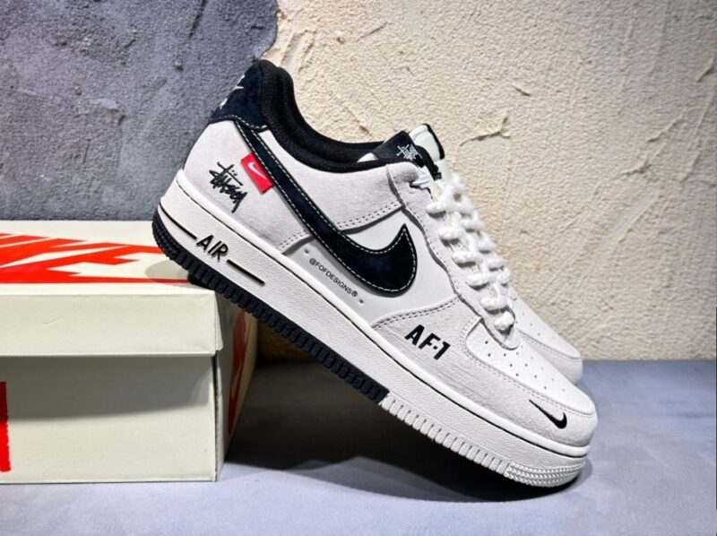 【AT3136】Stussy x Nike Nike AIR FORCE 1‘07 エアフォース1ローカットカジュアルスポーツスニーカー。柔らかく、弾力性のあるクッショニングと優れたミッドソールデザインで、レトロとモダンが融合した外観が世界中で人気を博しています。