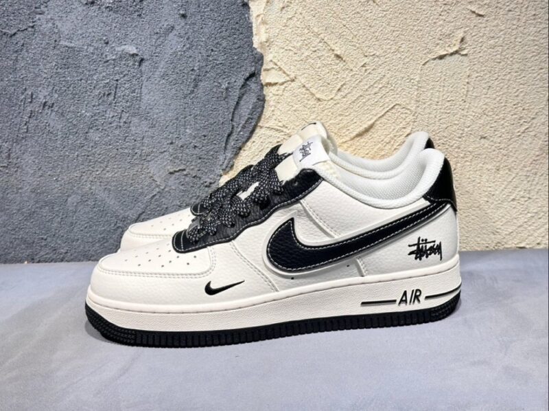【AT3136】Stussy x Nike Nike AIR FORCE 1‘07 エアフォース1ローカットカジュアルスポーツスニーカー。柔らかく、弾力性のあるクッショニングと優れたミッドソールデザインで、レトロとモダンが融合した外観が世界中で人気を博しています。