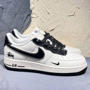 【AT3136】Stussy x Nike Nike AIR FORCE 1‘07 エアフォース1ローカットカジュアルスポーツスニーカー。柔らかく、弾力性のあるクッショニングと優れたミッドソールデザインで、レトロとモダンが融合した外観が世界中で人気を博しています。