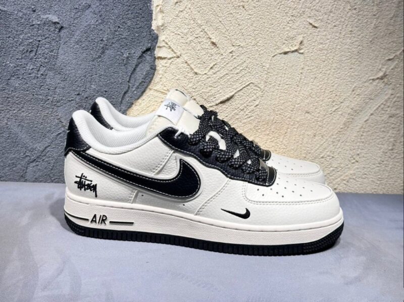 【AT3136】Stussy x Nike Nike AIR FORCE 1‘07 エアフォース1ローカットカジュアルスポーツスニーカー。柔らかく、弾力性のあるクッショニングと優れたミッドソールデザインで、レトロとモダンが融合した外観が世界中で人気を博しています。