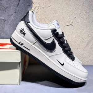 【AT3136】Stussy x Nike Nike AIR FORCE 1‘07 エアフォース1ローカットカジュアルスポーツスニーカー。柔らかく、弾力性のあるクッショニングと優れたミッドソールデザインで、レトロとモダンが融合した外観が世界中で人気を博しています。