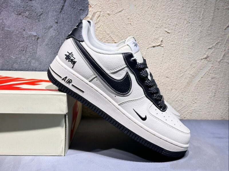 【AT3136】Stussy x Nike Nike AIR FORCE 1‘07 エアフォース1ローカットカジュアルスポーツスニーカー。柔らかく、弾力性のあるクッショニングと優れたミッドソールデザインで、レトロとモダンが融合した外観が世界中で人気を博しています。