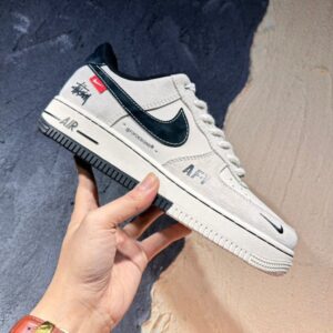 【AT3136】Stussy x Nike Nike AIR FORCE 1‘07 エアフォース1ローカットカジュアルスポーツスニーカー。柔らかく、弾力性のあるクッショニングと優れたミッドソールデザインで、レトロとモダンが融合した外観が世界中で人気を博しています。