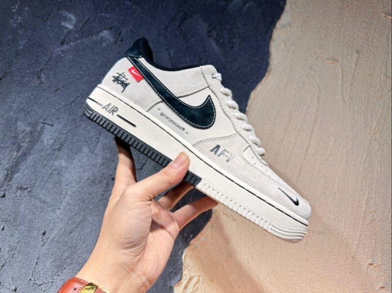 【AT3136】Stussy x Nike Nike AIR FORCE 1‘07 エアフォース1ローカットカジュアルスポーツスニーカー。柔らかく、弾力性のあるクッショニングと優れたミッドソールデザインで、レトロとモダンが融合した外観が世界中で人気を博しています。