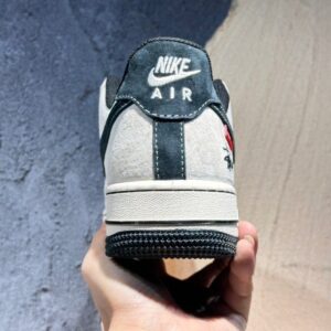 【AT3136】Stussy x Nike Nike AIR FORCE 1‘07 エアフォース1ローカットカジュアルスポーツスニーカー。柔らかく、弾力性のあるクッショニングと優れたミッドソールデザインで、レトロとモダンが融合した外観が世界中で人気を博しています。