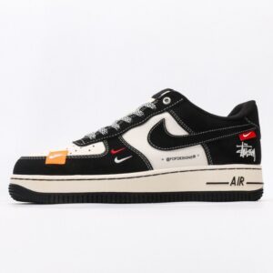 【AT3137】Stussy x Nike Nike AIR FORCE 1‘07 エアフォース1 ローカットスニーカー。柔らかく、弾力があり、優れたクッション性能と中底のデザインが特長で、レトロとモダンが融合した外観が世界中で30年以上にわたって人気を博しています。