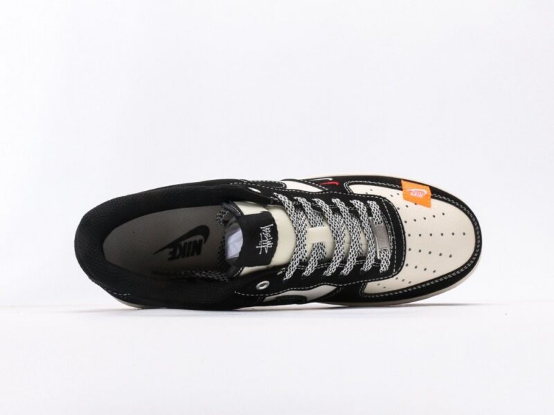 【AT3137】Stussy x Nike Nike AIR FORCE 1‘07 エアフォース1 ローカットスニーカー。柔らかく、弾力があり、優れたクッション性能と中底のデザインが特長で、レトロとモダンが融合した外観が世界中で30年以上にわたって人気を博しています。