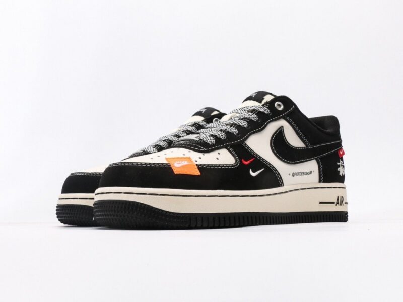 【AT3137】Stussy x Nike Nike AIR FORCE 1‘07 エアフォース1 ローカットスニーカー。柔らかく、弾力があり、優れたクッション性能と中底のデザインが特長で、レトロとモダンが融合した外観が世界中で30年以上にわたって人気を博しています。