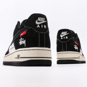 【AT3137】Stussy x Nike Nike AIR FORCE 1‘07 エアフォース1 ローカットスニーカー。柔らかく、弾力があり、優れたクッション性能と中底のデザインが特長で、レトロとモダンが融合した外観が世界中で30年以上にわたって人気を博しています。